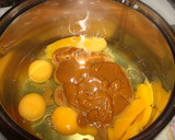 Foto del paso 2 de la receta: Flan de huevo con dulce de leche y chocolate