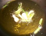 Foto del paso 1 de la receta: Huevos fritos con ajos tiernos