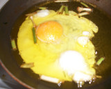 Foto del paso 2 de la receta: Huevos fritos con ajos tiernos