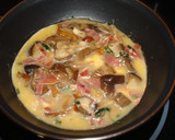 Foto del paso 3 de la receta: Tortilla de revuelto de setas con jamón
