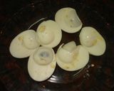 Foto del paso 3 de la receta: Ensalada con huevos rellenos