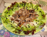 Foto del paso 4 de la receta: Ensalada de lechuga, setas y cabrito asado