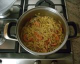 Foto del paso 5 de la receta: Espaguettis con chirlas y gambas
