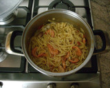 Foto del paso 5 de la receta: Espaguettis con chirlas y gambas