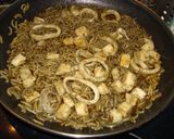 Foto del paso 6 de la receta: Arroces Fideuá negra de marisco