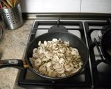 Foto del paso 2 de la receta: Salmón con espinacas y champiñones en papillote