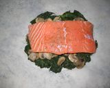 Foto del paso 3 de la receta: Salmón con espinacas y champiñones en papillote