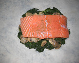 Foto del paso 3 de la receta: Salmón con espinacas y champiñones en papillote