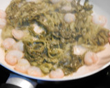 Foto del paso 2 de la receta: Revuelto de grelos y gambas
