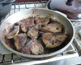 Foto del paso 4 de la receta: Hígado de ternera con salsa bearnesa