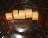 Foto del paso 2 de la receta: Ensalada variada con pinchos de tomate y queso.