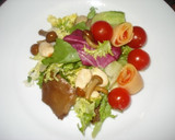 Foto del paso 5 de la receta: Ensalada variada con pinchos de tomate y queso.