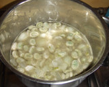 Foto del paso 2 de la receta: Sopa crema de habas y cebolla