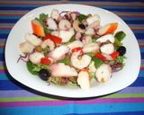 Foto del paso 2 de la receta: Ensalada de lechugas con salpicón de mariscos