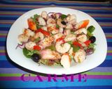 Foto del paso 3 de la receta: Ensalada de lechugas con salpicón de mariscos