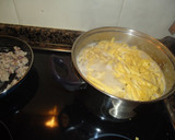 Foto del paso 1 de la receta: Fetuccini con jamón, carne y piñones
