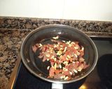 Foto del paso 2 de la receta: Fetuccini con jamón, carne y piñones
