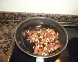 Foto del paso 2 de la receta: Fetuccini con jamón, carne y piñones