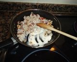 Foto del paso 4 de la receta: Fetuccini con jamón, carne y piñones