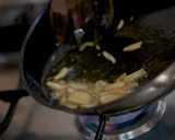 Foto del paso 1 de la receta: Merluza de pincho a la plancha con salsa verde