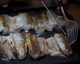Foto del paso 3 de la receta: Merluza de pincho a la plancha con salsa verde