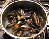 Foto del paso 1 de la receta: Mejillones en salsa de tomate con vino blanco