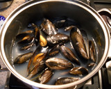 Foto del paso 1 de la receta: Mejillones en salsa de tomate con vino blanco