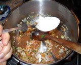 Foto del paso 2 de la receta: Mejillones en salsa de tomate con vino blanco