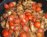 Foto del paso 4 de la receta: Alitas de pollo con tomates cherry