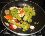 Foto del paso 3 de la receta: Brócoli con salpicón de marisco