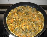 Foto del paso 5 de la receta: Tortilla de verduras con maíz y pasas