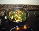 Foto del paso 4 de la receta: Espinacas con pollo y sésamo