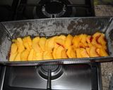 Foto del paso 1 de la receta: Bizcocho de cocacola con base caramelizada de nectarina