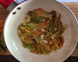 Foto del paso 2 de la receta: Pasta con flores de zucchini