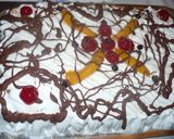 Foto del paso 4 de la receta: Torta con merengue, duraznos, chocolate y cerezas