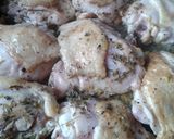 Foto del paso 3 de la receta: Muslos de pollo al limón con verduras y ensalada