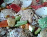 Foto del paso 4 de la receta: Muslos de pollo al limón con verduras y ensalada