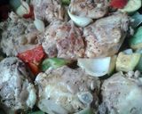 Foto del paso 5 de la receta: Muslos de pollo al limón con verduras y ensalada