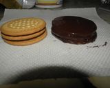 Foto del paso 2 de la receta: Alfajores crocantes con galletas María