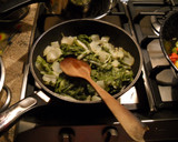Foto del paso 1 de la receta: Tortilla de pimientos de colores con acelgas