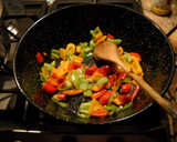 Foto del paso 2 de la receta: Tortilla de pimientos de colores con acelgas