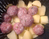 Foto del paso 3 de la receta: Guisadito de albondigas y patata