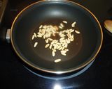 Foto del paso 1 de la receta: Canapés de queso y piñones