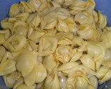 Foto del paso 1 de la receta: Tortellini de carne a la crema ligera