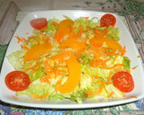 Foto del paso 3 de la receta: Ensalada con palitos de cangrejo y melocotón