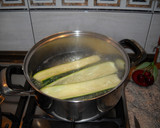 Foto del paso 1 de la receta: Calabacines rellenos de salchichas de ave