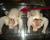 Foto del paso 1 de la receta: Picantones rellenos con beicon y orejones a la cerveza