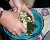 Foto del paso 3 de la receta: Pupusas de hojas de Hierba Mora