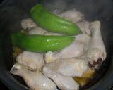 Foto del paso 1 de la receta: Muslitos de pollo y patatas a la naranja