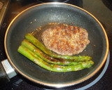Foto del paso 3 de la receta: Hamburguesas con sésamo, espárragos y champiñones